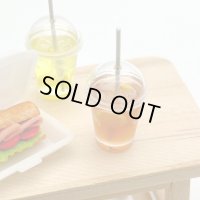 ストロー付きアイスティー　（レモンティー