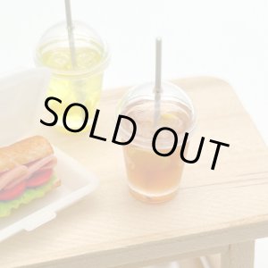 画像: ストロー付きアイスティー　（レモンティー