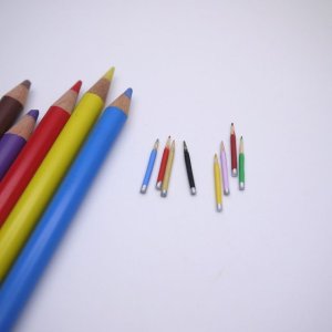 画像: ミニチュア　色鉛筆　えんぴつ　8本セット